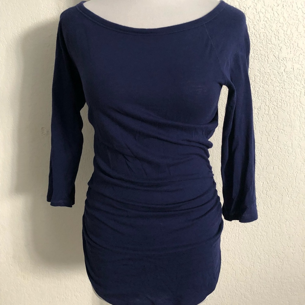Navy blue basic scoop neck top!